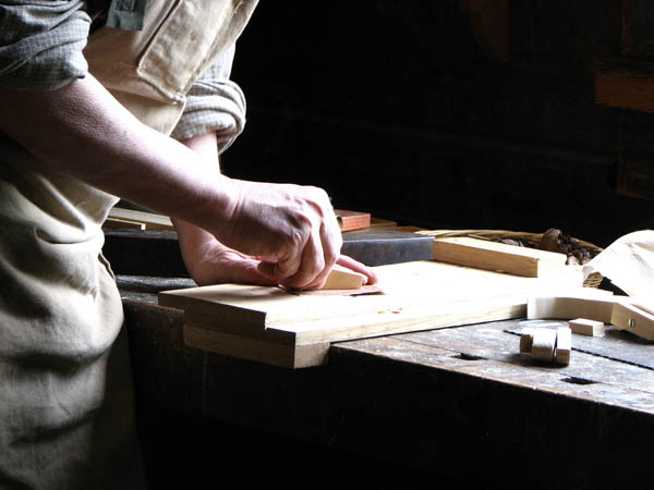 Nuestro equipo de profesionales cuenta  con muchos aÃ±os de contrastada <strong>experiencia</strong> en el sector de la <strong>carpinterÃ­a de madera en Alcora (l')</strong>.